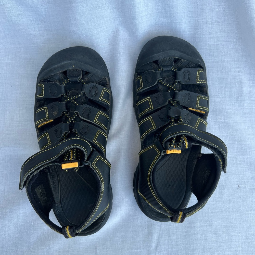KEEN Kids Black Grey Sandals Waterproof Hiking 5